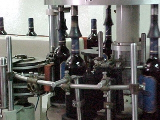 embotellando botellas de vino